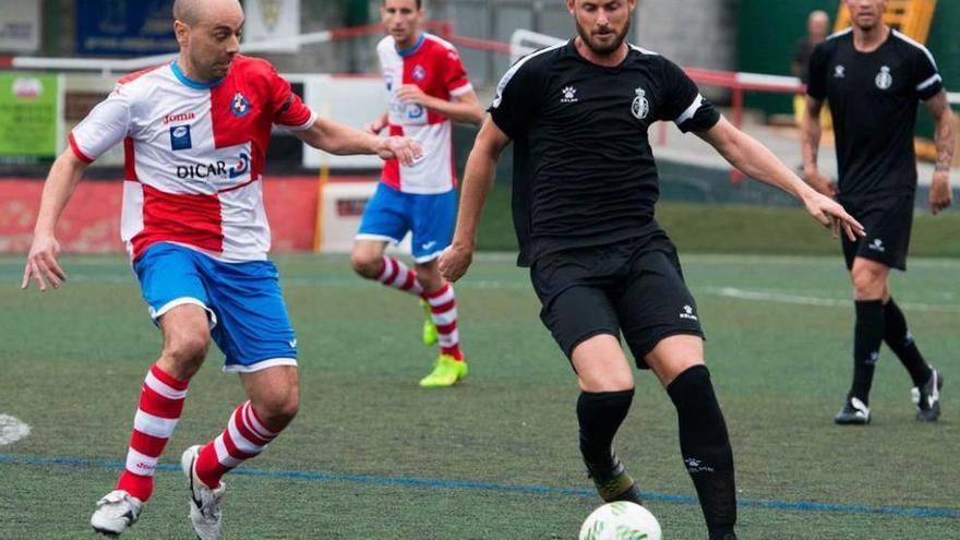 Aitor Tornavaca, a la izquierda, presiona al delantero del Avilés Jorge Rodríguez.