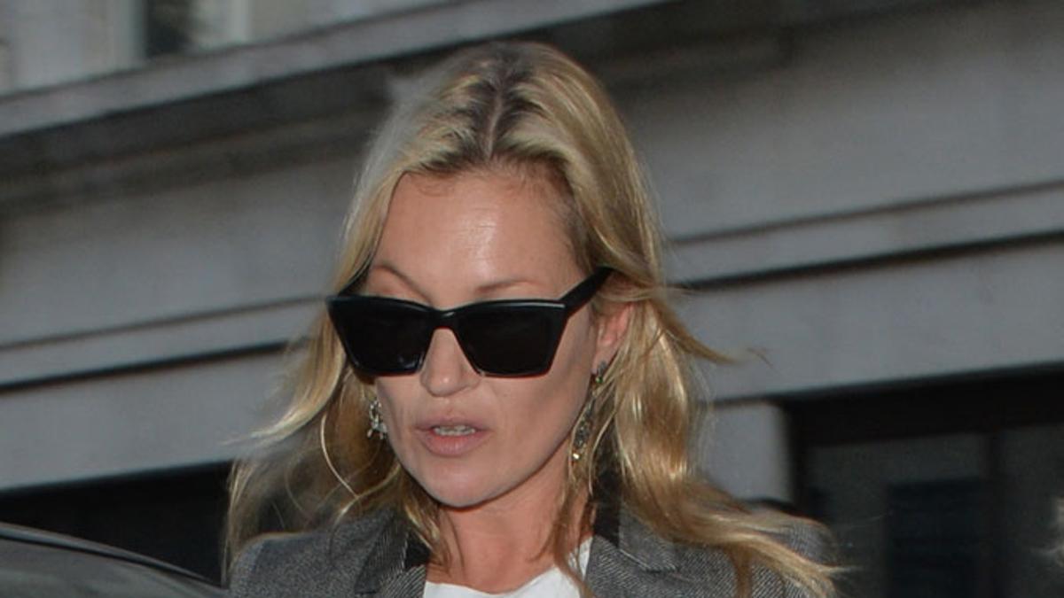 El look perfecto de Kate Moss con blazer y camiseta de algodón