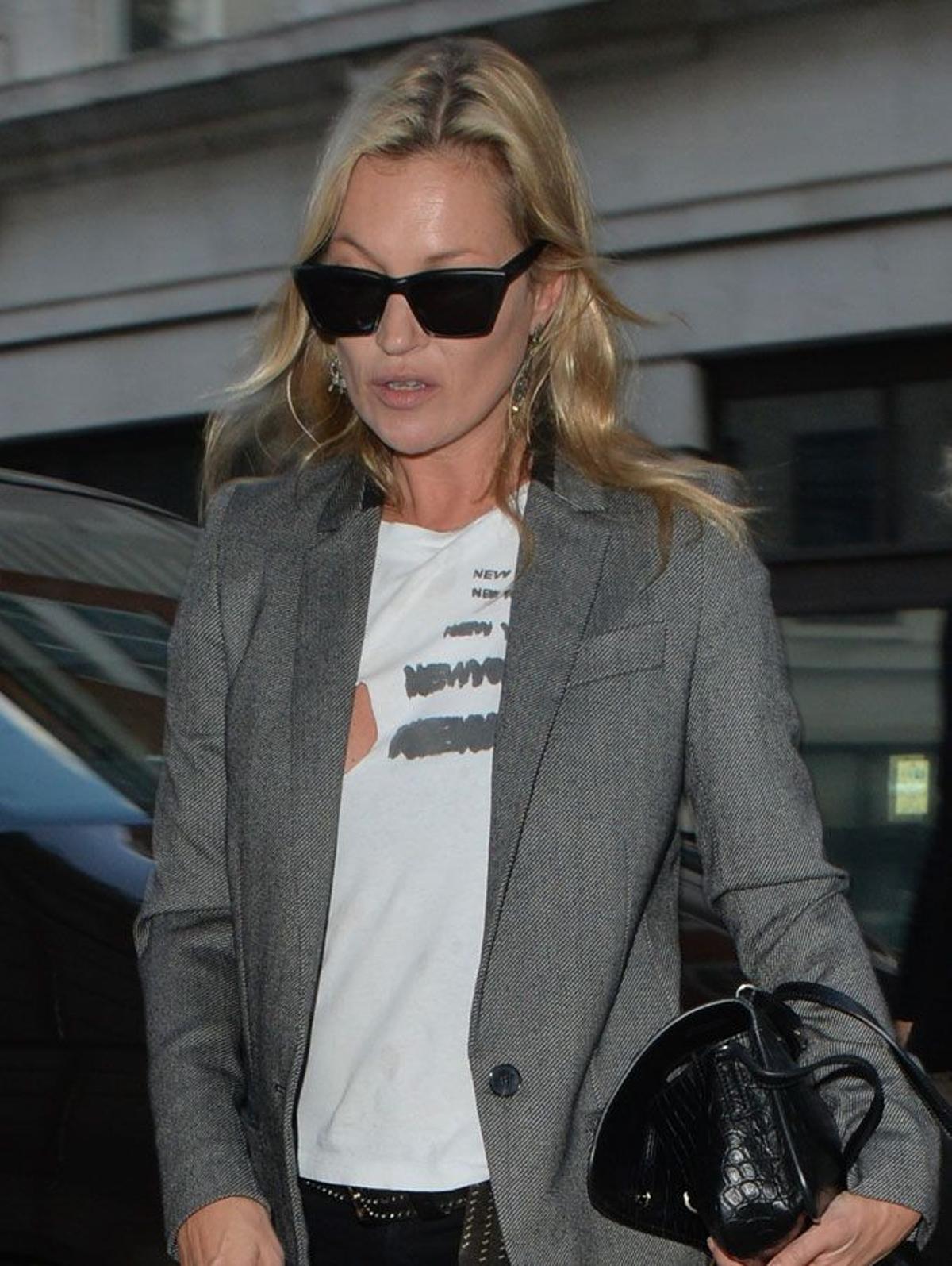 El look perfecto de Kate Moss con blazer y camiseta de algodón