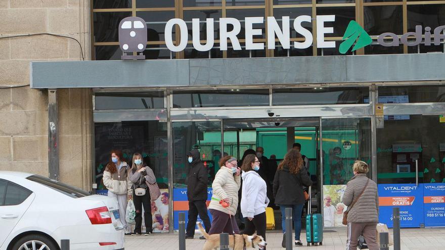 La entrada del edificio de viajeros de la estación ferroviaria de la capital ourensana. |   // I.OSORIO