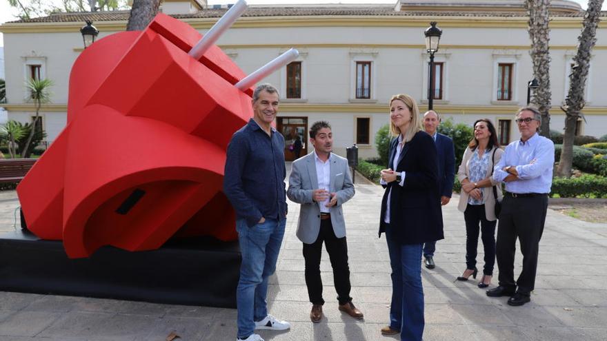 Cs planta un enchufe gigante frente al Ayuntamiento de Moncada