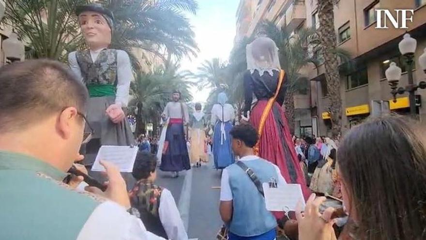 El Desfile del Pregón toma las calles del centro de Alicante