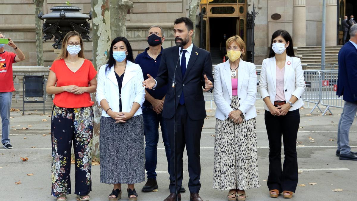 La bagenca Adriana Delgado i l'expresident del Parlament i conseller d'Empresa i Treball, Roger Torrent, a les portes del TSJC després de declarar per desobediència al TC