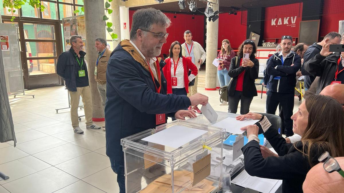 El alcalde de Villena y candidato a la reelección por el PSOE, Fulgencio Cerdán, votando esta mañana.