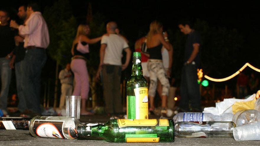 Un grupo de adolescentes practica el botellón a la entrada de la feria de Málaga.