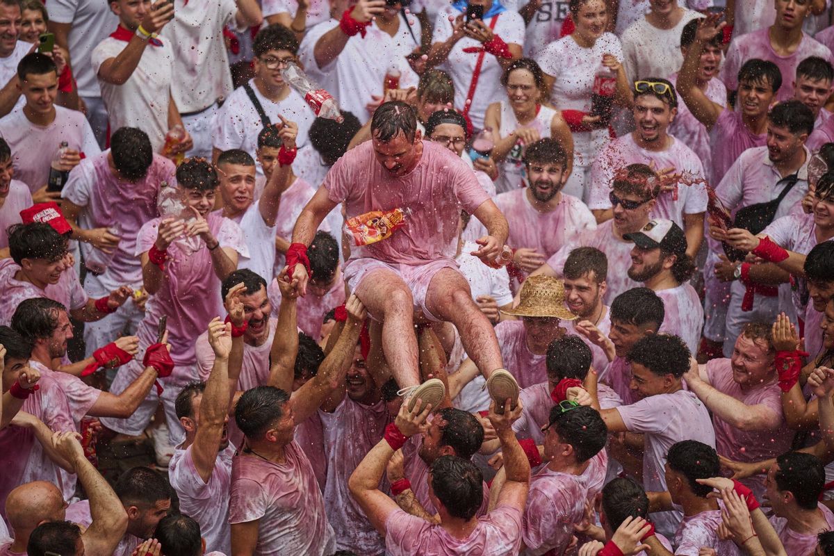 Revelers pack the main square during the start of nine days of uninterrupted partying in Pamplonas famed running-of-the-bulls festival in Pamplona, Spain, Sunday, July 6, 2025. (AP Photo/Miguel Oses). EDITORIAL USE ONLY/ONLY ITALY AND SPAIN