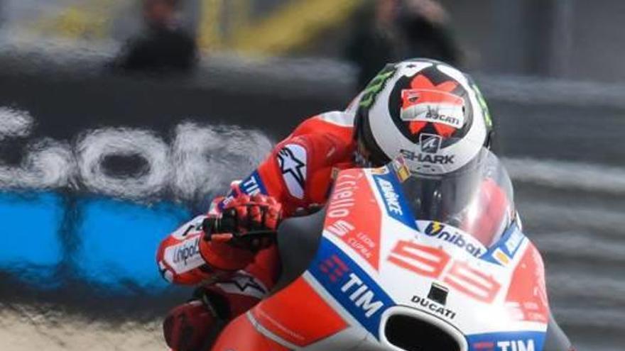 Jorge Lorenzo en una aceleración de ayer con su Ducati.