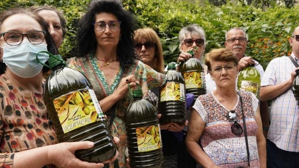 Los cacereños que compraron los lotes de aceite fraudulento, este martes, en Cáceres.