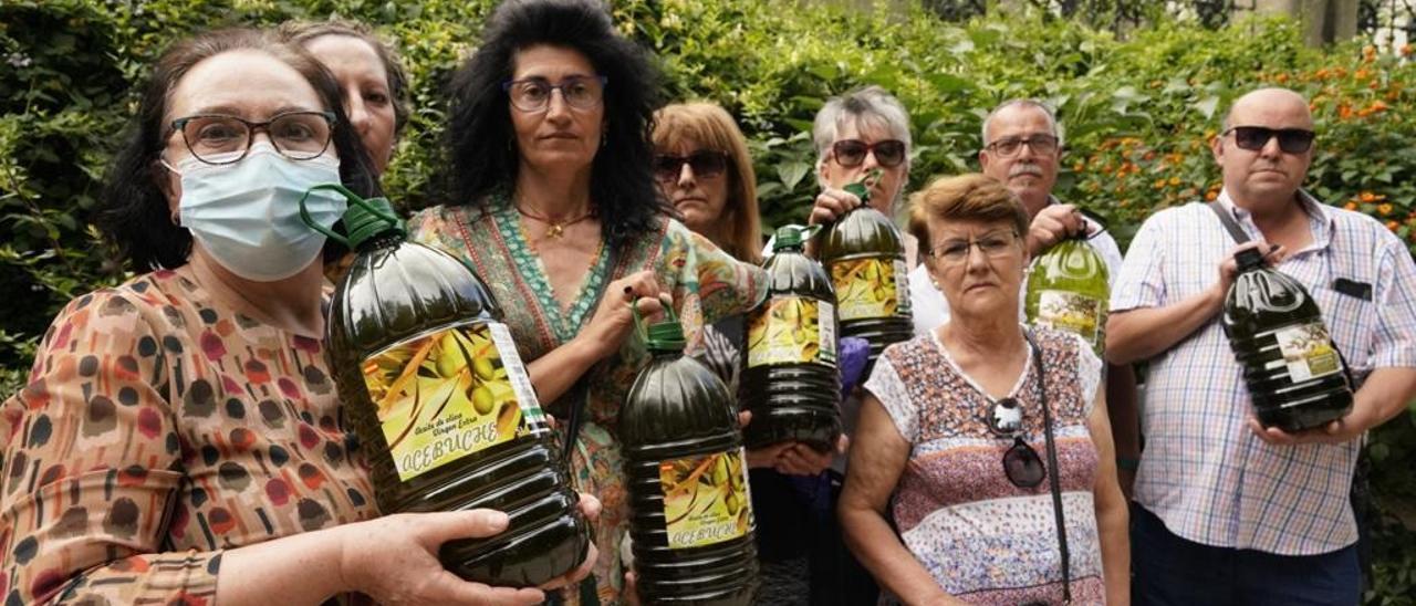 Los cacereños que compraron los lotes de aceite fraudulento, este martes, en Cáceres.