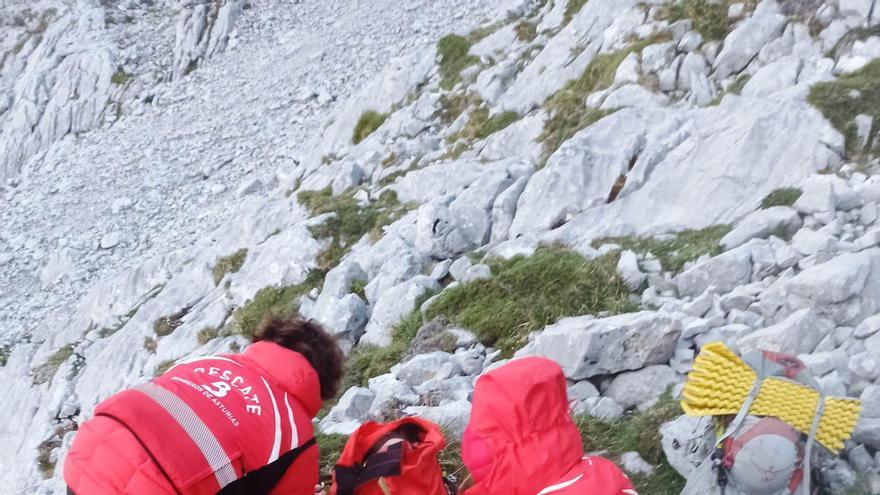 Espectacular rescate de una montañera que se dañó la espalda tras caerse a 2.000 de altitud en los Picos de Europa