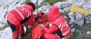 Espectacular rescate de una montañera que se dañó la espalda tras caerse a 2.000 de altitud en los Picos de Europa