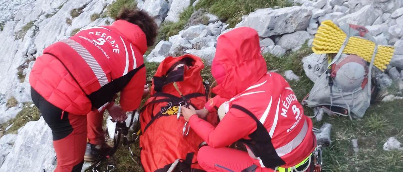 Un momento del rescate de juna mujer en los Picos de Europa