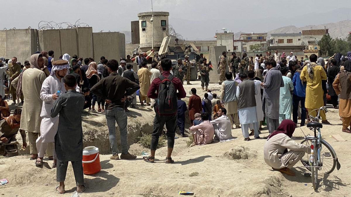 Afganos se reúnen frente al aeropuerto internacional Hamid Karzai para huir del país.