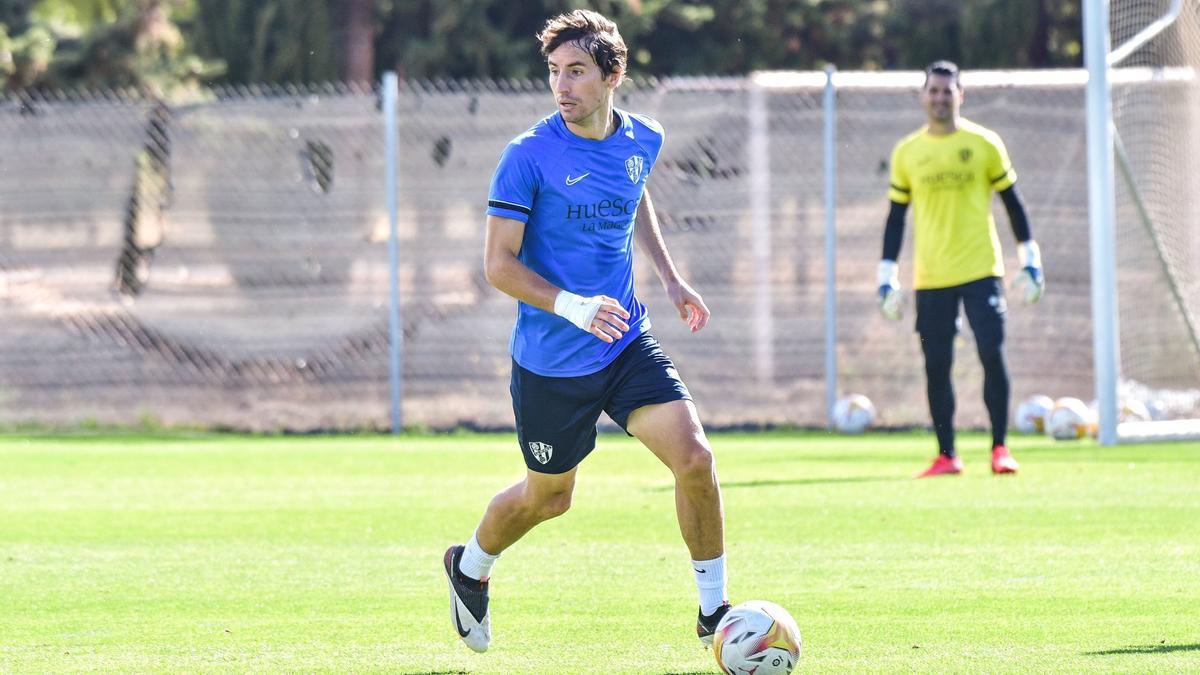 Pedro Mosquera controla un balón durante un entrenamiento del conjunto oscense