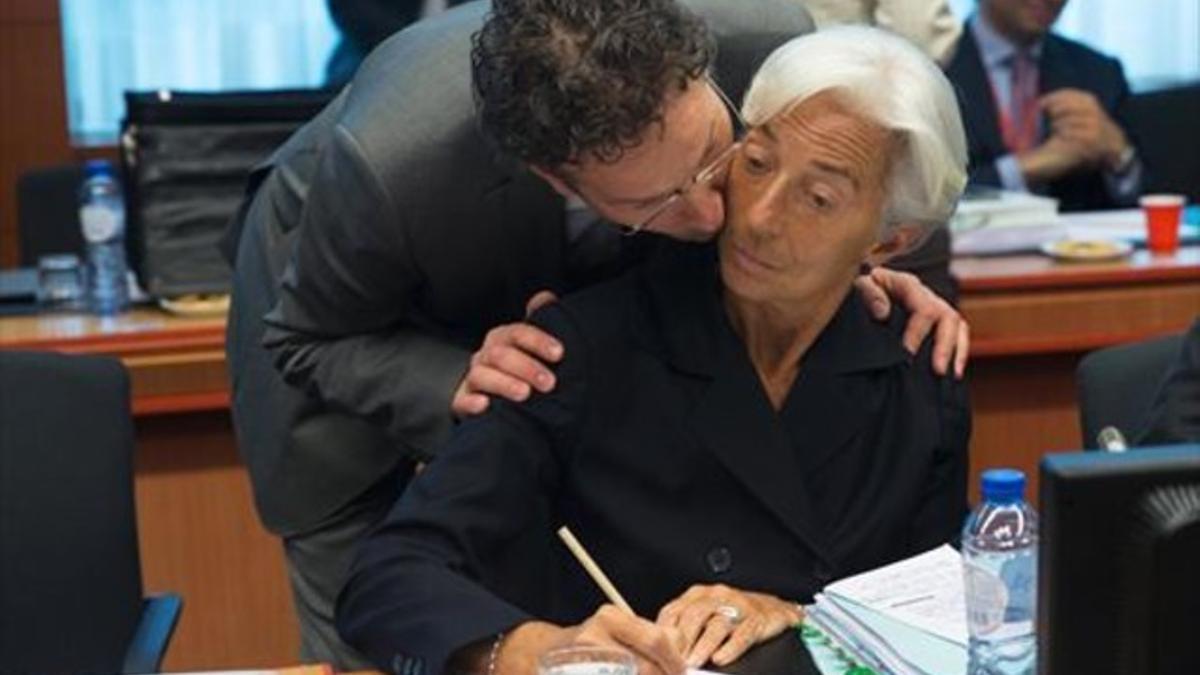 El presidente del Eurogrupo, Jeroen Dijsselbloem, habla con la directora del FMI, Christine Lagarde.