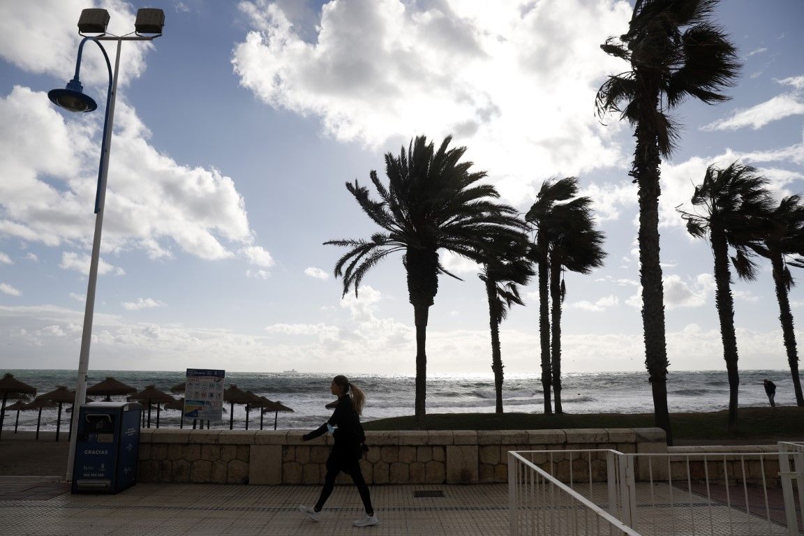 Temporal costero en Málaga, que está en alerta amarilla por viento y oleaje