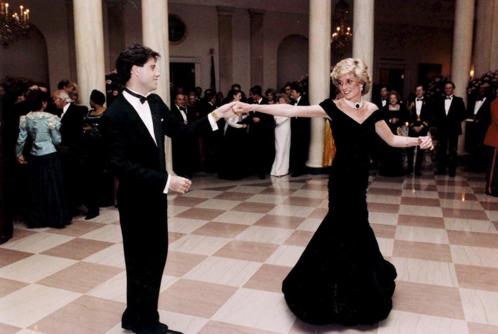 La Princesa Diana de Gales bailando con el actor estadounidense John Travolta durante una fiesta en la Casa Blanca ofrecida por Ronald Reagen y su mujer Nancy en 1985