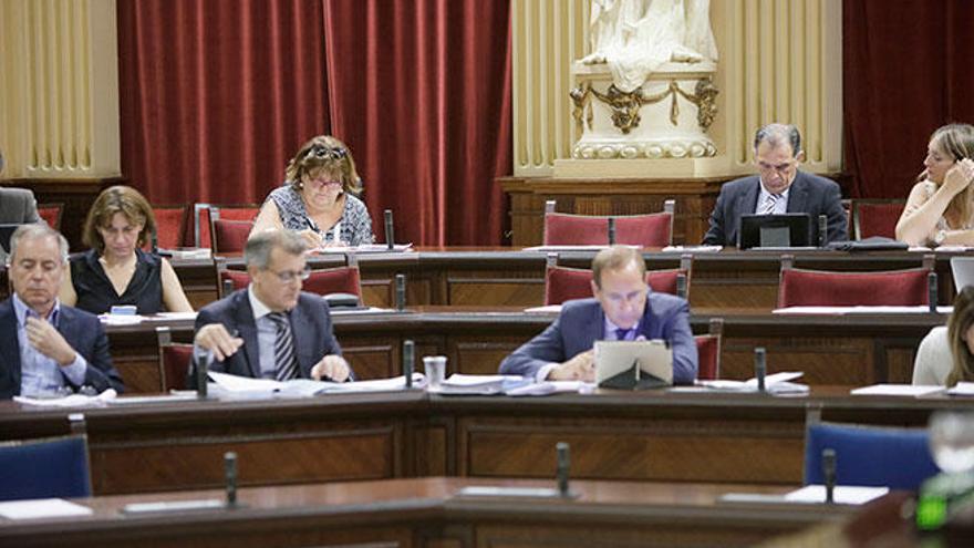 Gijón, ausente del pleno del Parlament