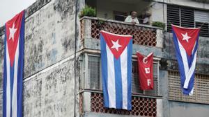 Banderas cubanas cubren las ventanas de la casa del actor Yunior García, en La Habana. Su vivienda y las de otros lideres opositores han sido sitiadas por agentes de la seguridad del Estado desde el domingo. 