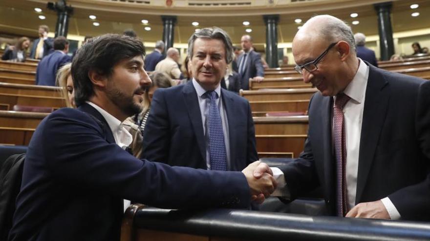 Montoro saluda al diputado Toni Roldán, de Cs.