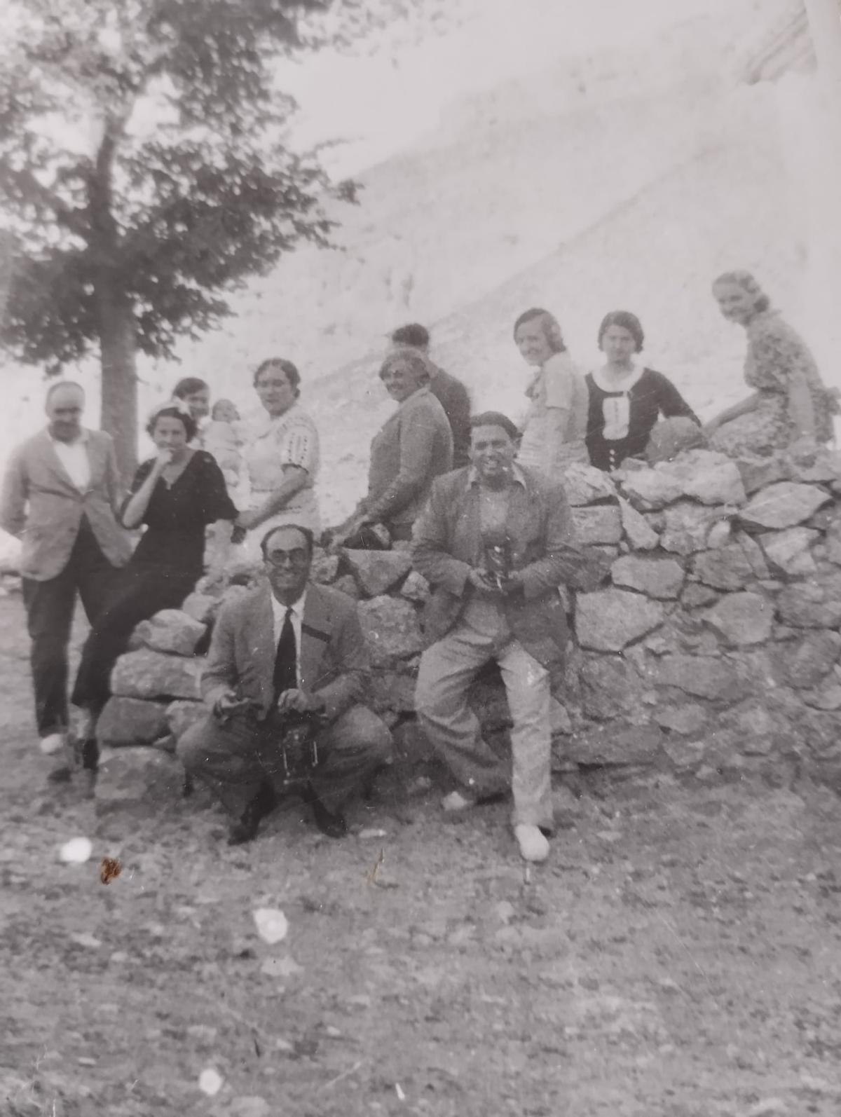 La familia de Pilar Berzosa de excursión por Albarracín