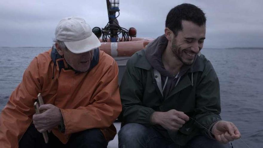 Juan Galiñanes, a la derecha, durante un momento del rodaje de &quot;Mariñeiro&quot;. // Cedida