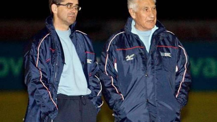 Vázquez, ahora entrenador del Depor, junto a Arsenio.