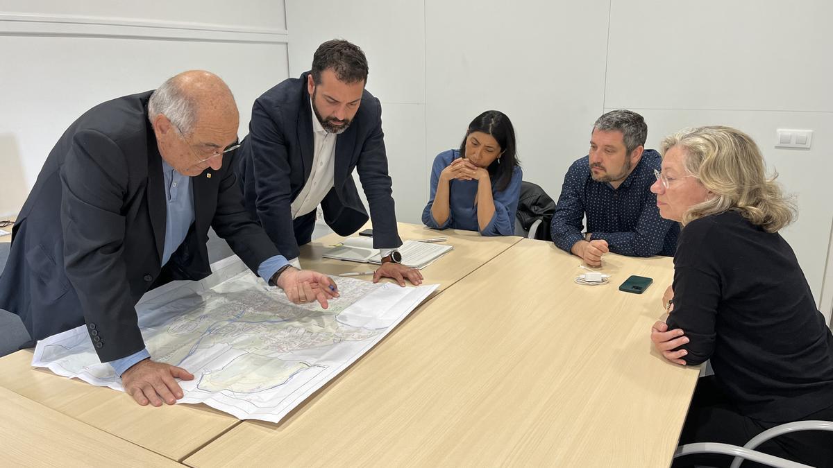 Nadal, Ayats i altres membres del consell, analitzant un mapa.