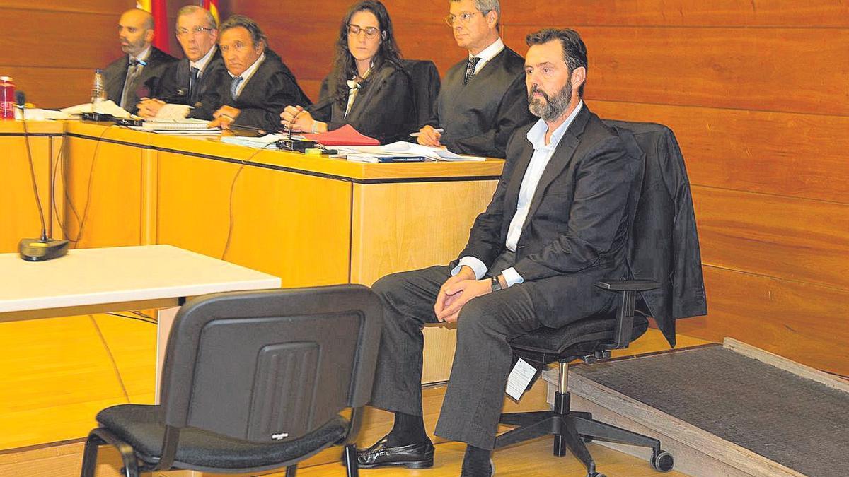 Miguel López, en primer plano junto a sus defensas y las acusaciones, en una de las sesiones del primer juicio.