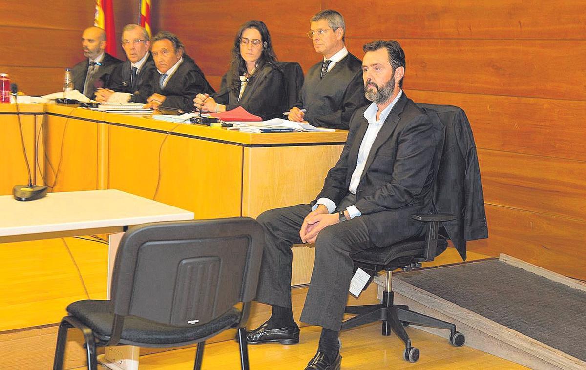 Miguel López, en primer plano junto a sus defensas y las acusaciones, en una de las sesiones del primer juicio.