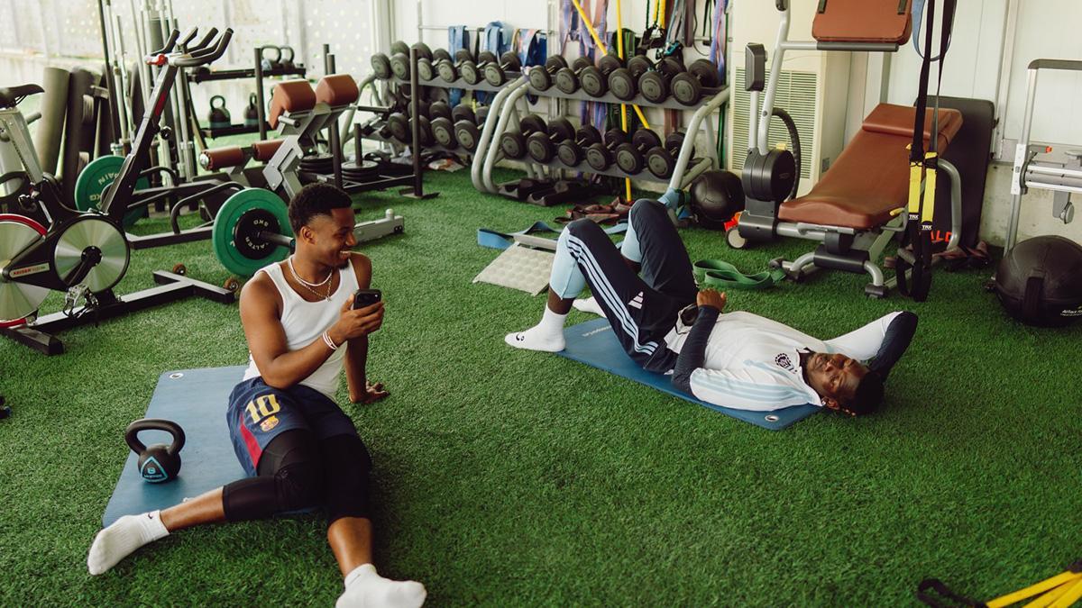 Ansu en el gimnasio junto a Pogba