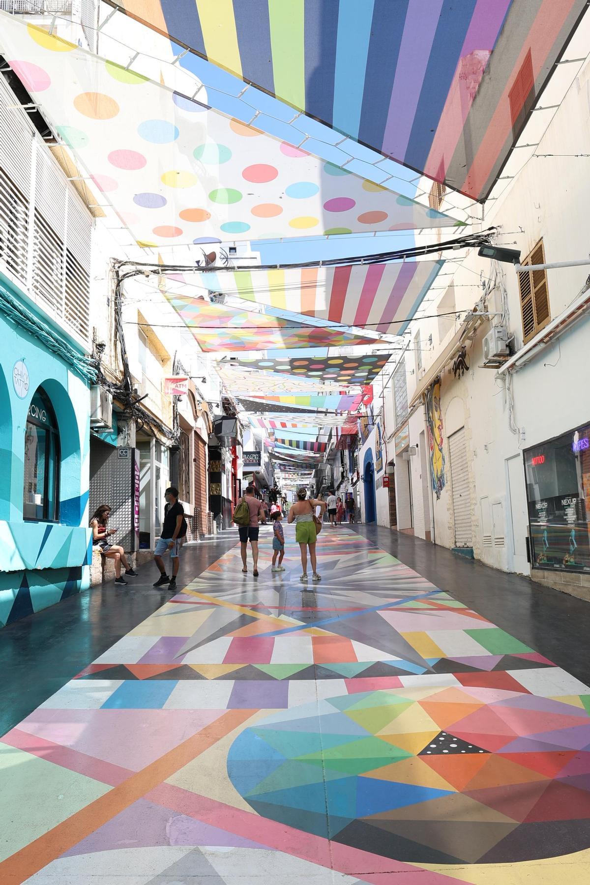 Todas las imágenes de la calle Santa Inés, en Sant Antoni, donde se ha restaurado la obra de Okuda.