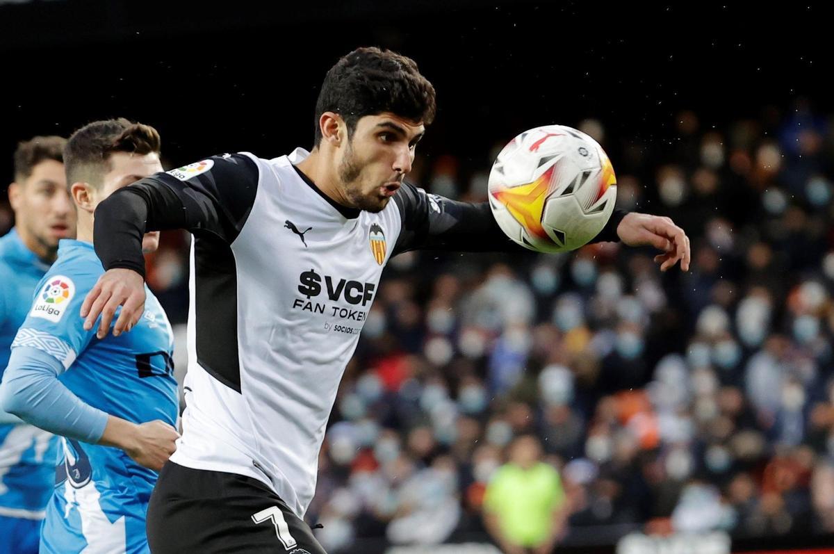 VALENCIA, 27/11/2021.- El delantero portugués del Valencia Gonzalo Guedes controla la pelota durante el partido de LaLiga Santander disputado este sábado en el estadio Mestalla en Valencia. EFE/Juan Carlos Cárdenas