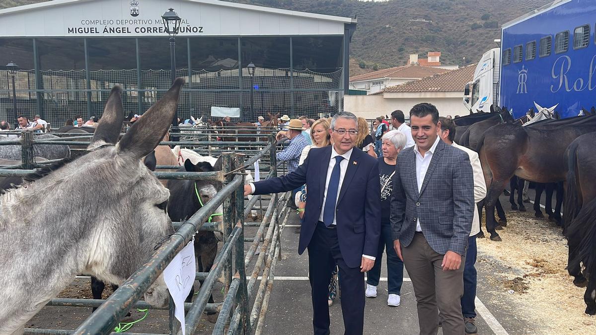 Francisco Salado visitó la Feria de la Mula de Arenas.