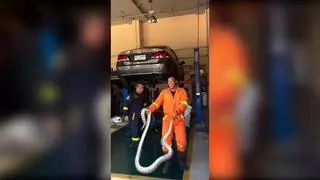 Atrapan a una serpiente de grandes dimensiones escondida en un coche en Tailandia