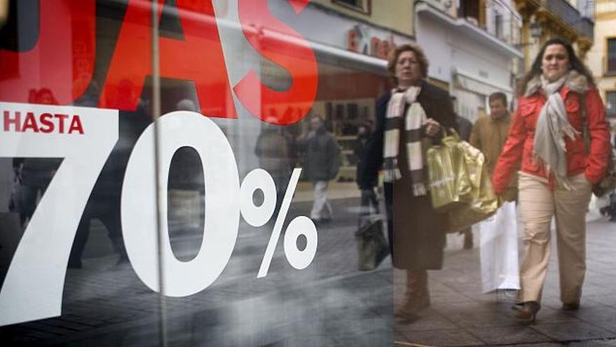 Dos mujeres recorren esta mañana las calles céntricas de Sevilla en busca de los mejores descuentos dentro del periodo de rebajas de invierno que se ha iniciado hoy, aunque algunas comunidades como Madrid, Extremadura, Murcia y Andalucía adelantaron al pasado día dos el comienzo de estas ofertas que en muchos casos se prolongarán hasta mediados de marzo.