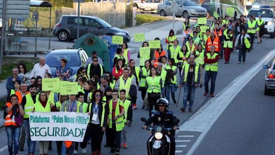 Manifestación por la N-120, ayer, en Ponteareas. // A.H.