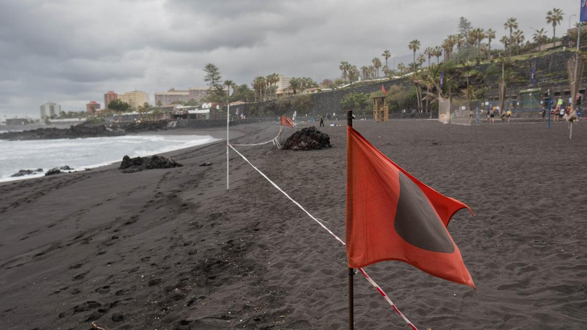 Panorámica general de Playa Jardín con las banderas que indican la prohibición de bañarse.