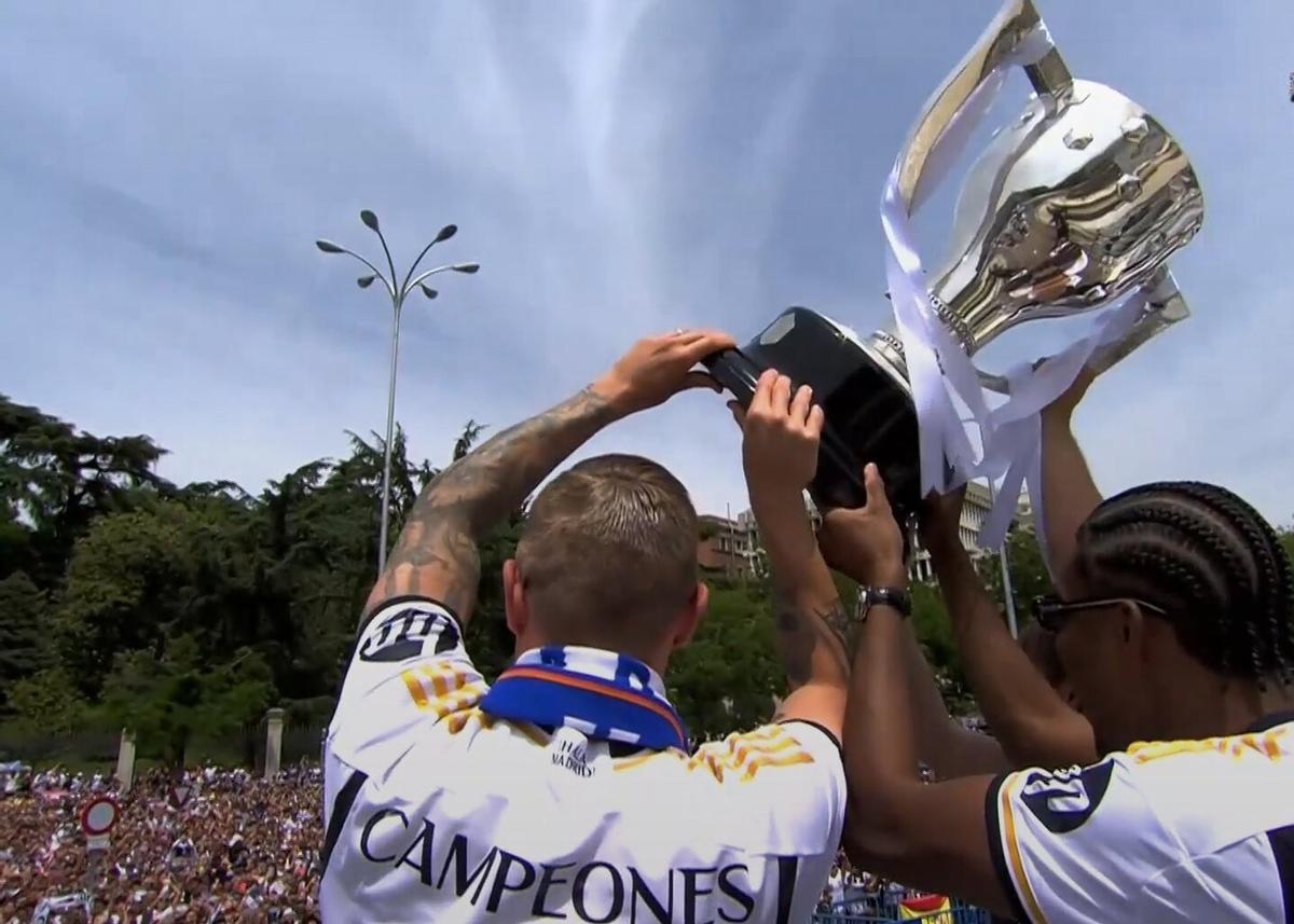 Los jugadores del Real Madrid muestran la Copa de LaLiga a su afición