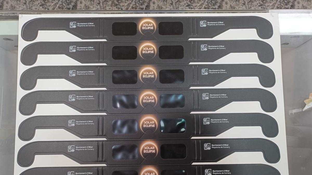 Albal reparte Gafas Homologadas para ver el eclipse total.