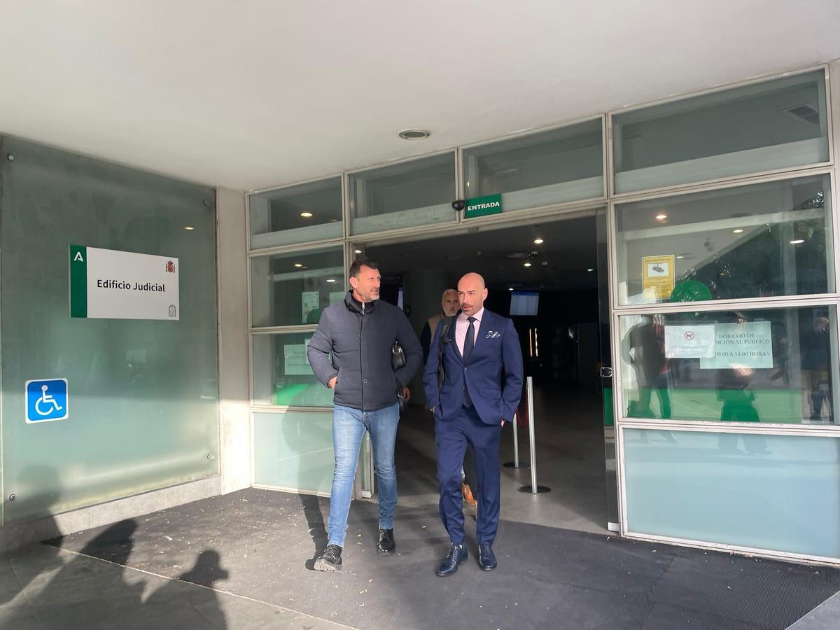 Barroso, padre del menor, a la izquierda, y Fernández, el abogado, a la derecha