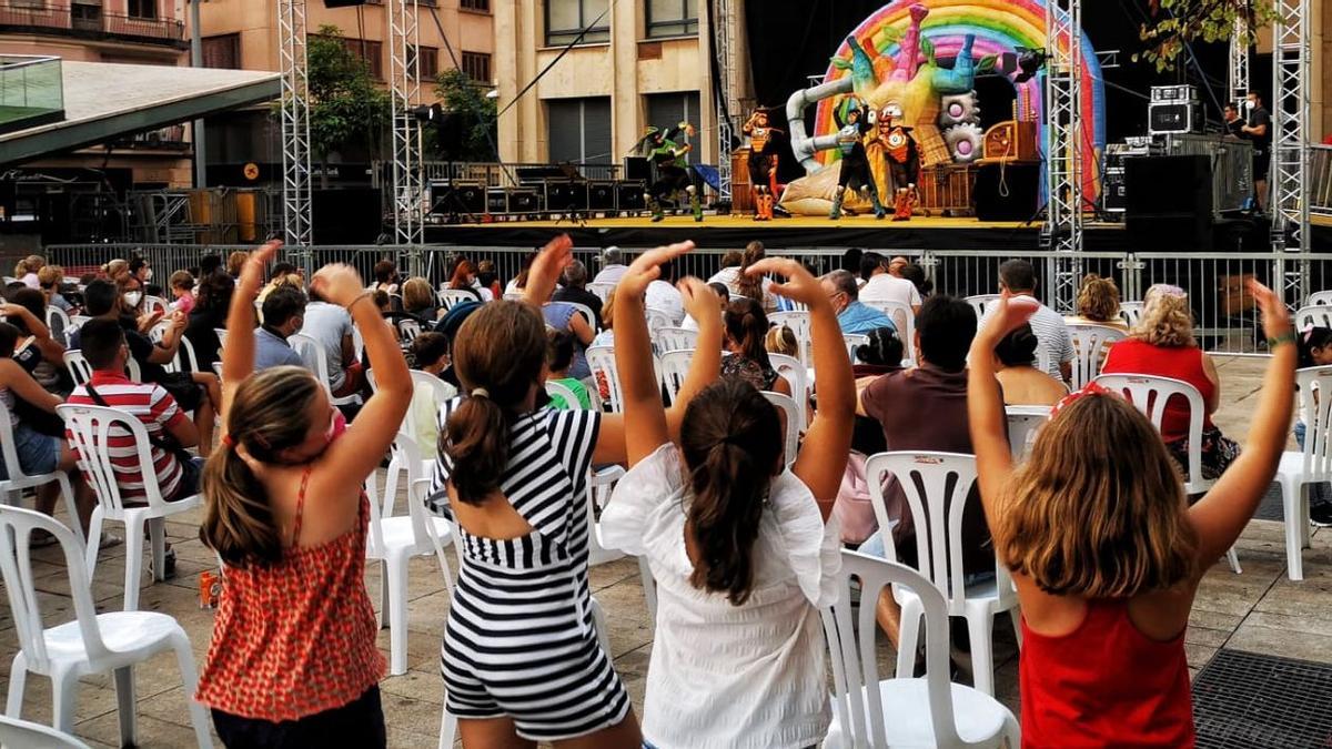 Los niños de Vila-real disfrutaron con el espectáculo de La Banda del Drac en la plaza Major.