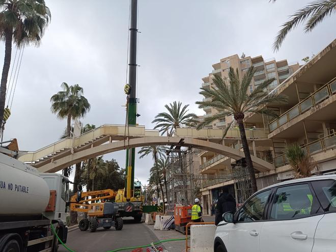Así ha sido el derribo de la pasarela del Mediterráneo.