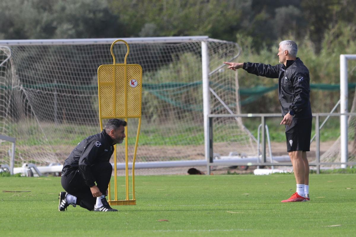 Iván Ania sigue la progresión de sus futbolistas durante una sesión de trabajo.