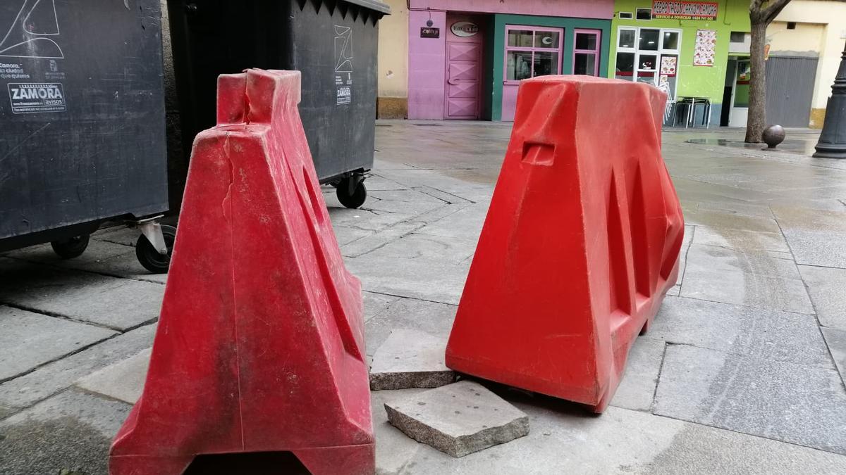 Arreglan las baldosas agrietadas de la calle Mariano Benlliure y la Plaza del Fresco.
