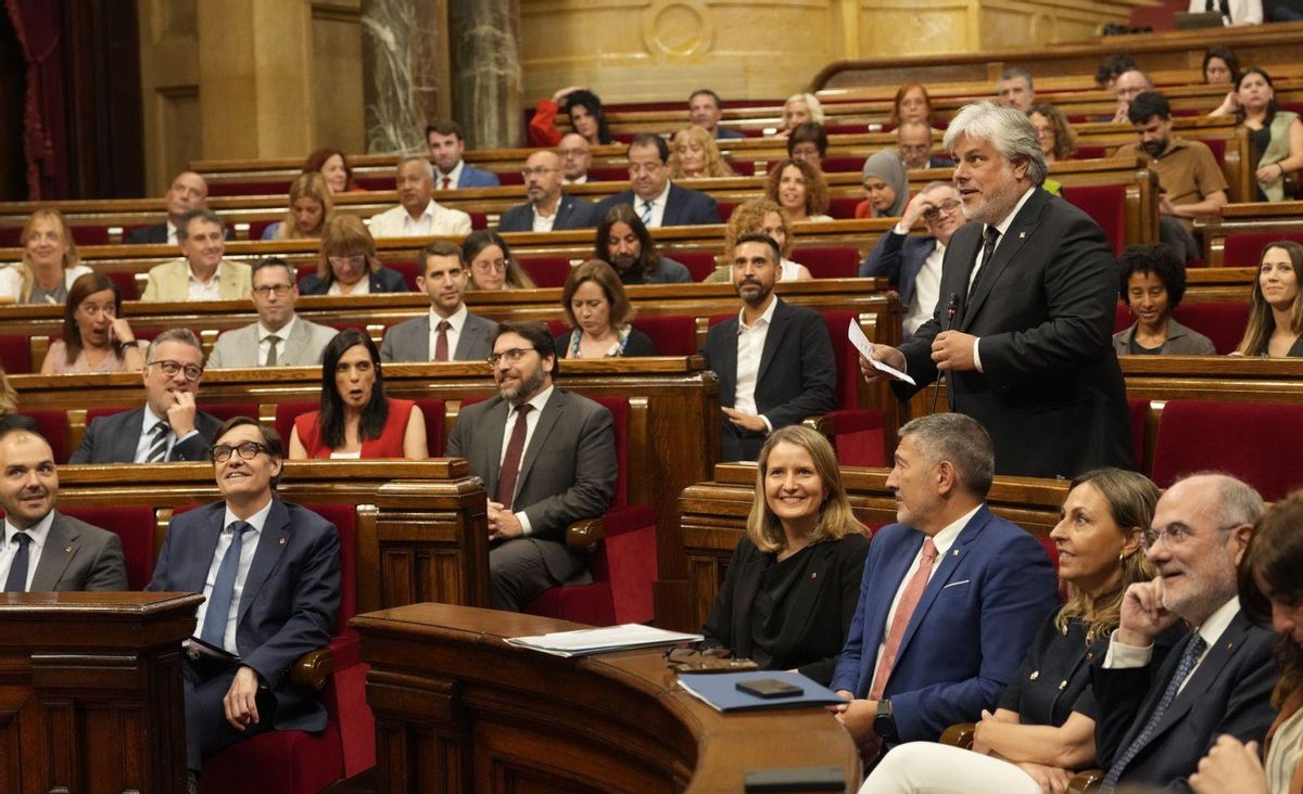 El Parlament reprova el Govern per Rodalies i beneeix el pla del Prat El Parlament reprova el Govern per Rodalies i beneeix el pla del Prat