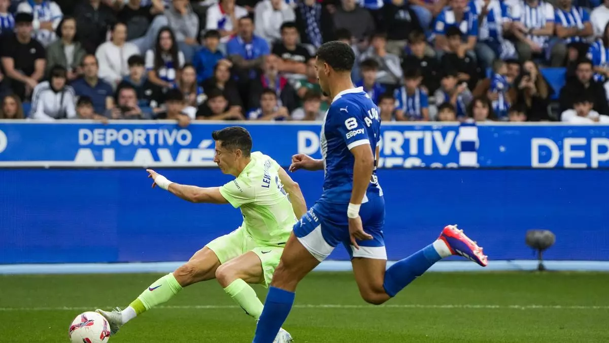 Tres goles de Lewandowski disparan Barça y liquidan en media hora al Alavés