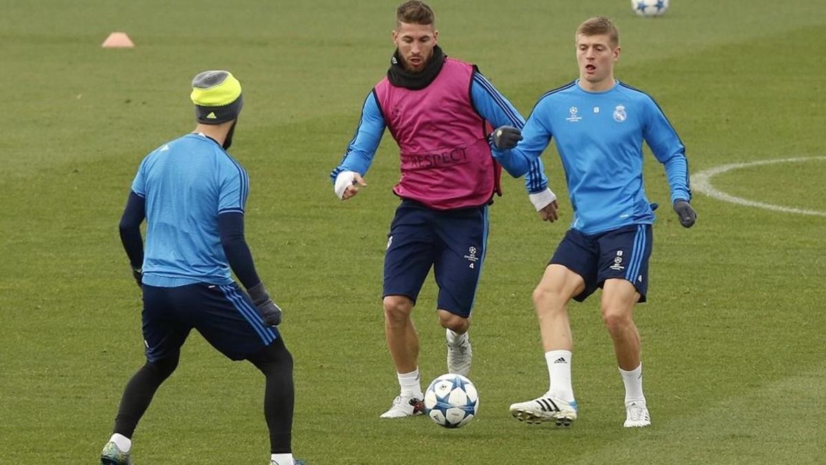 Kroos, junto a Ramos e Isco en un entrenamiento del Madrid