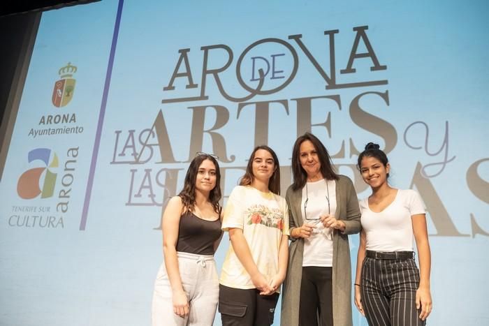 María Dueñas, con escolares en Tenerife