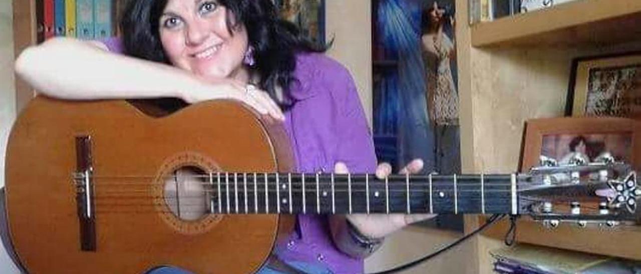 La cantautora menorquina Tina Servera, en el estudio de creación de su casa, abrazada a la guitarra tras un ensayo.